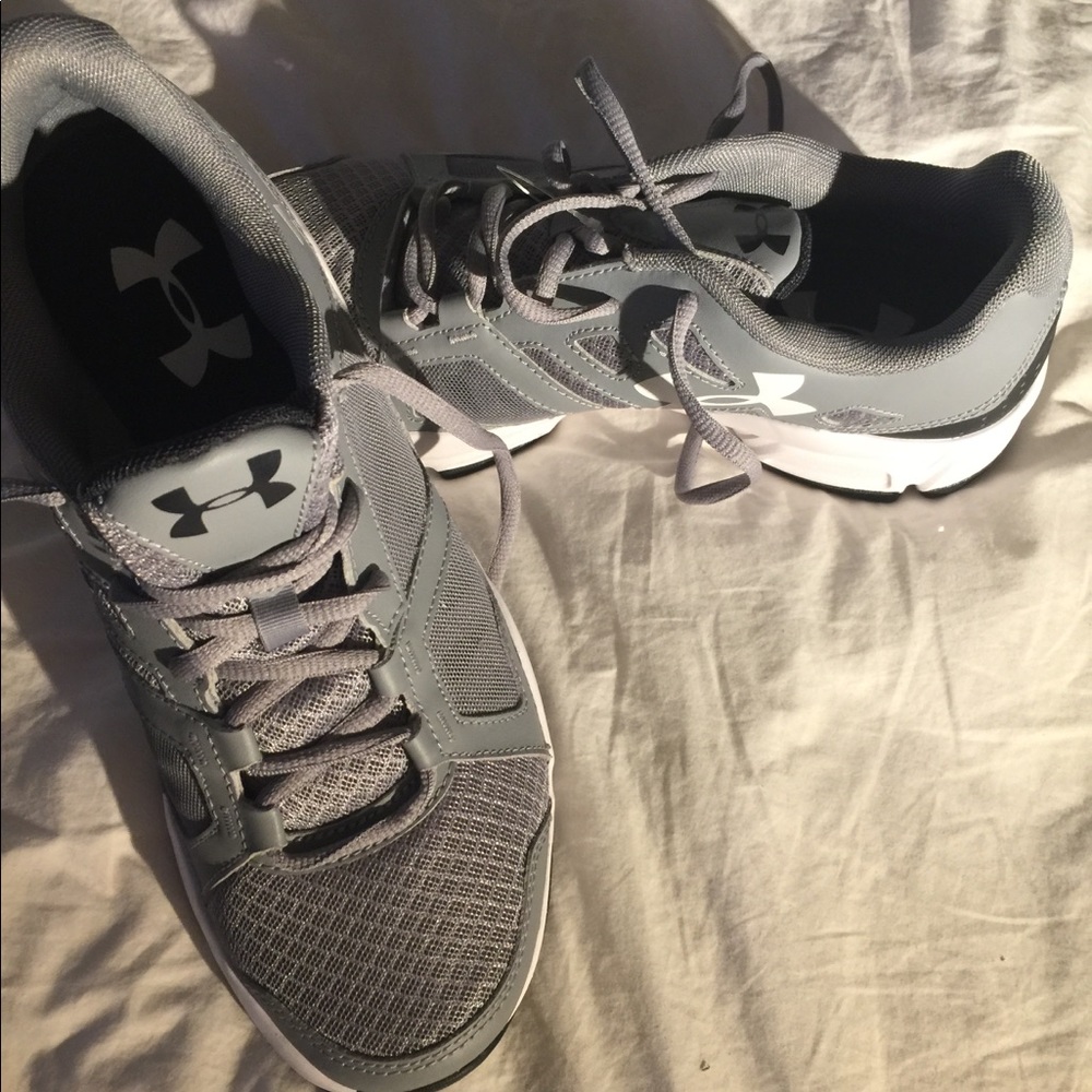 Under Armour boys size 7.5